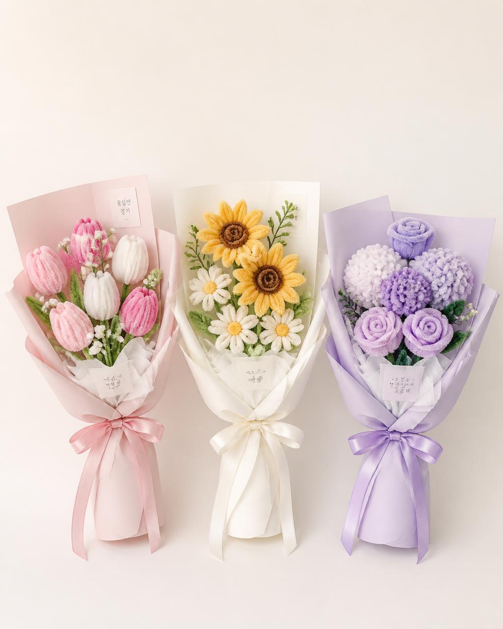 Tres ejemplos de ramos personalizados de flores de limpiapipas con distintos papeles coreanos y moños